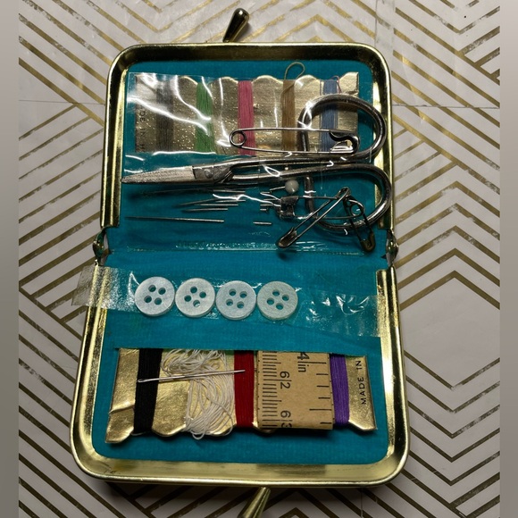 Vintage Traveling Sewing Kit Purse Seamstress Sewing Thread - Picture 4 of 8